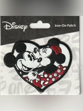 Disney Mickey and Minnie Kissing Iron on patch LOVE theme NEW